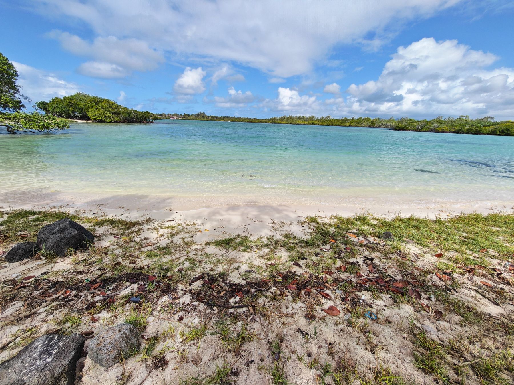 Lagon turquoise et eau cristalline sous un grand soleil à Maurice