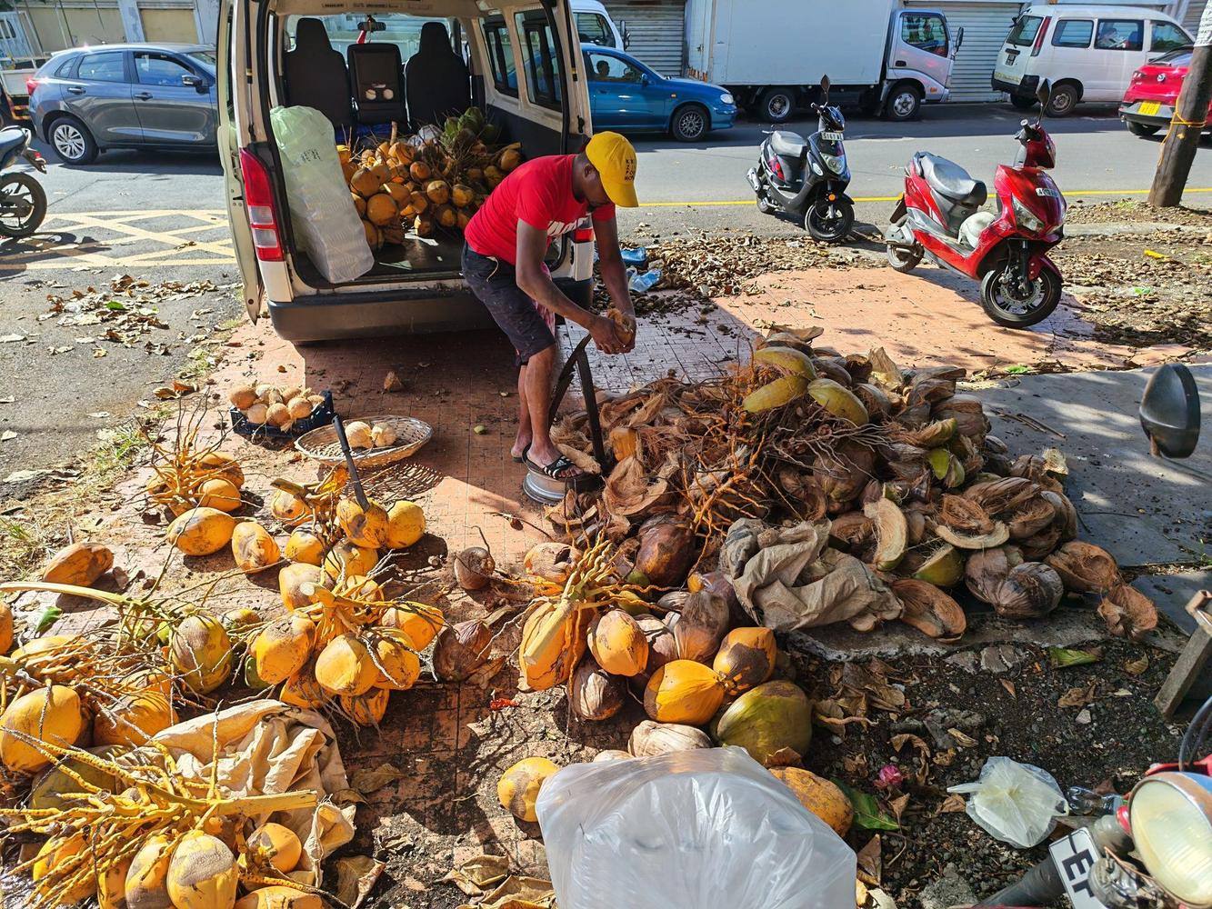 Vendeur de noix de coco sur une plage à Maurice