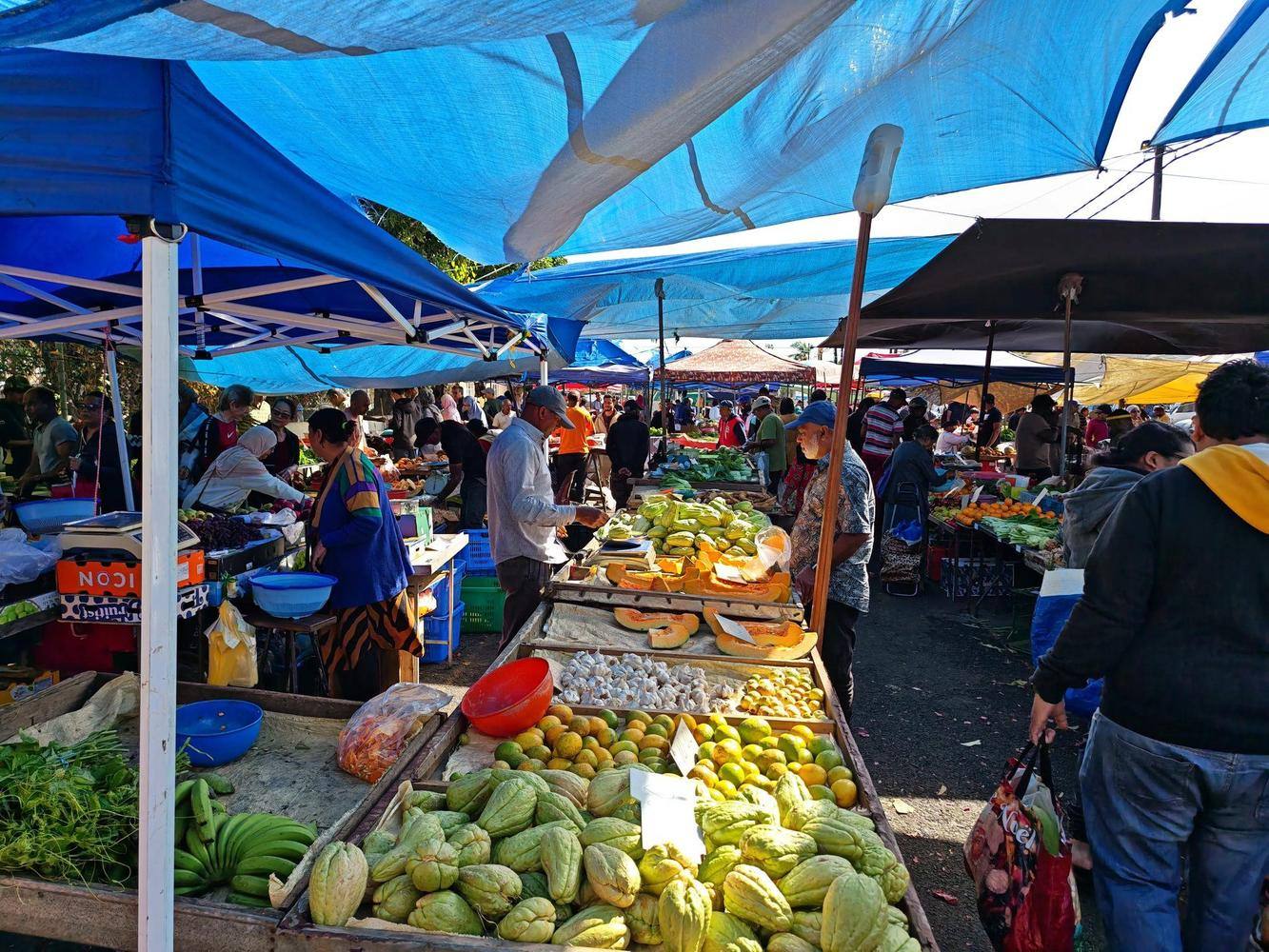 Étals de fruits et légumes sur un marché à Maurice