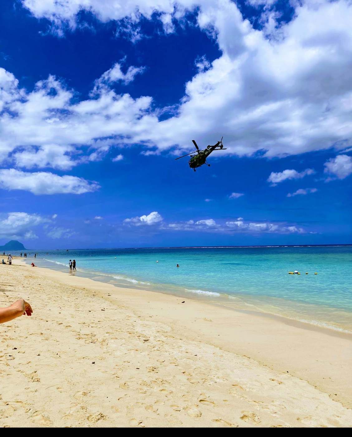 Lagon, sable blanc et ciel bleu à Maurice