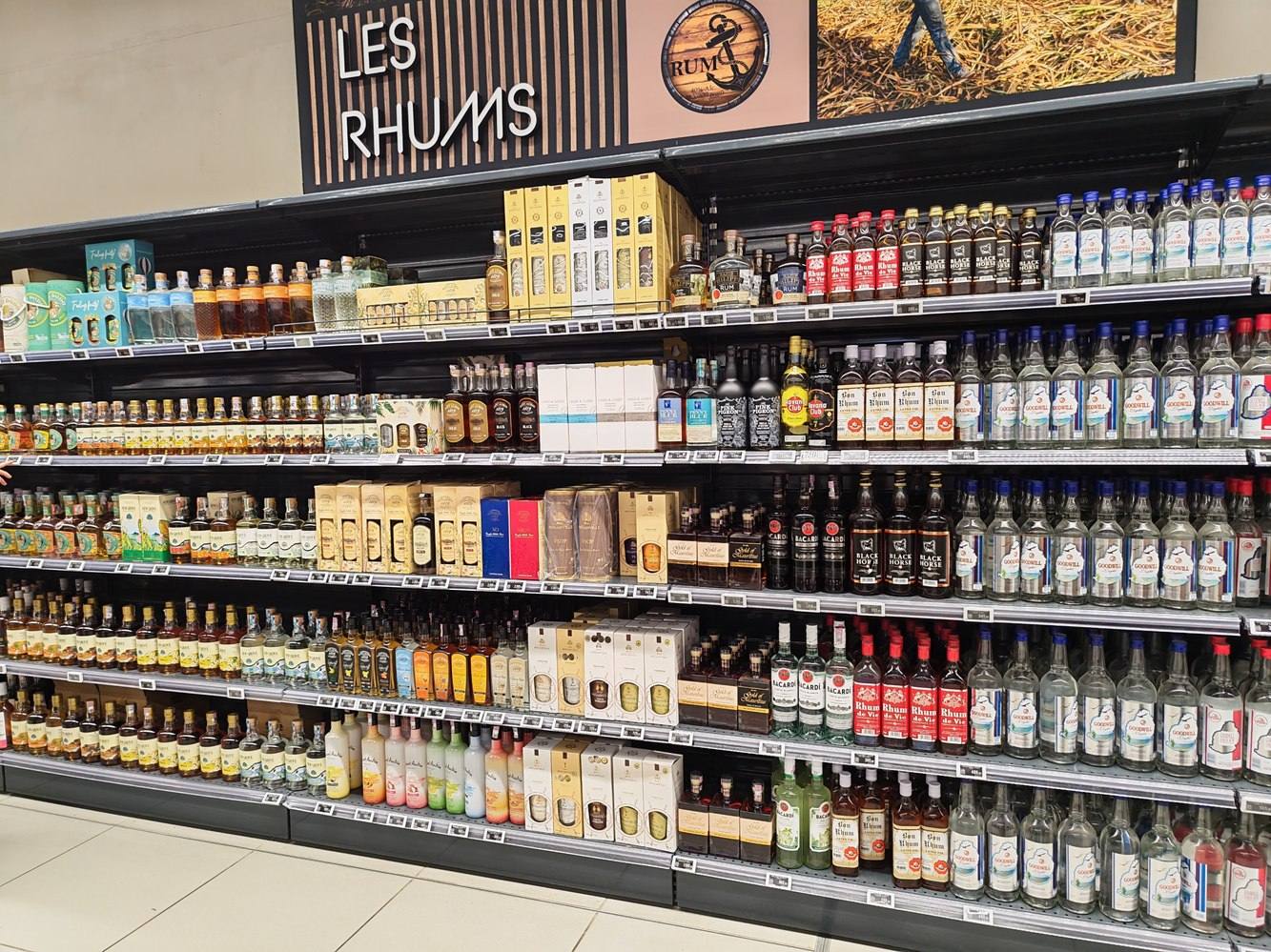 Rayon des rhums mauriciens dans un supermarché de l'île