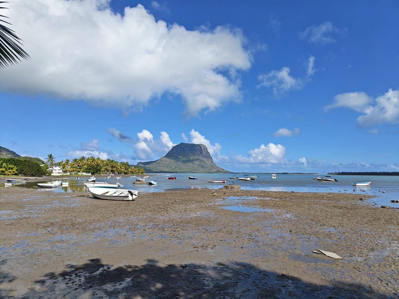 Bateaux de pêche près de la montagne du Morne à Maurice