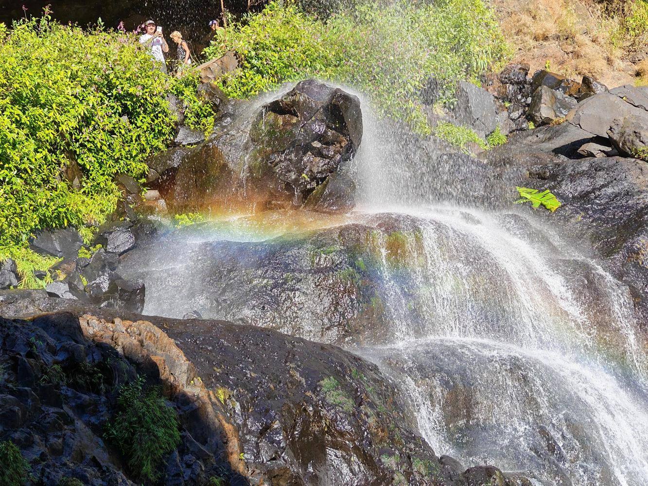 Cascade avec un arc-en-ciel à Maurice