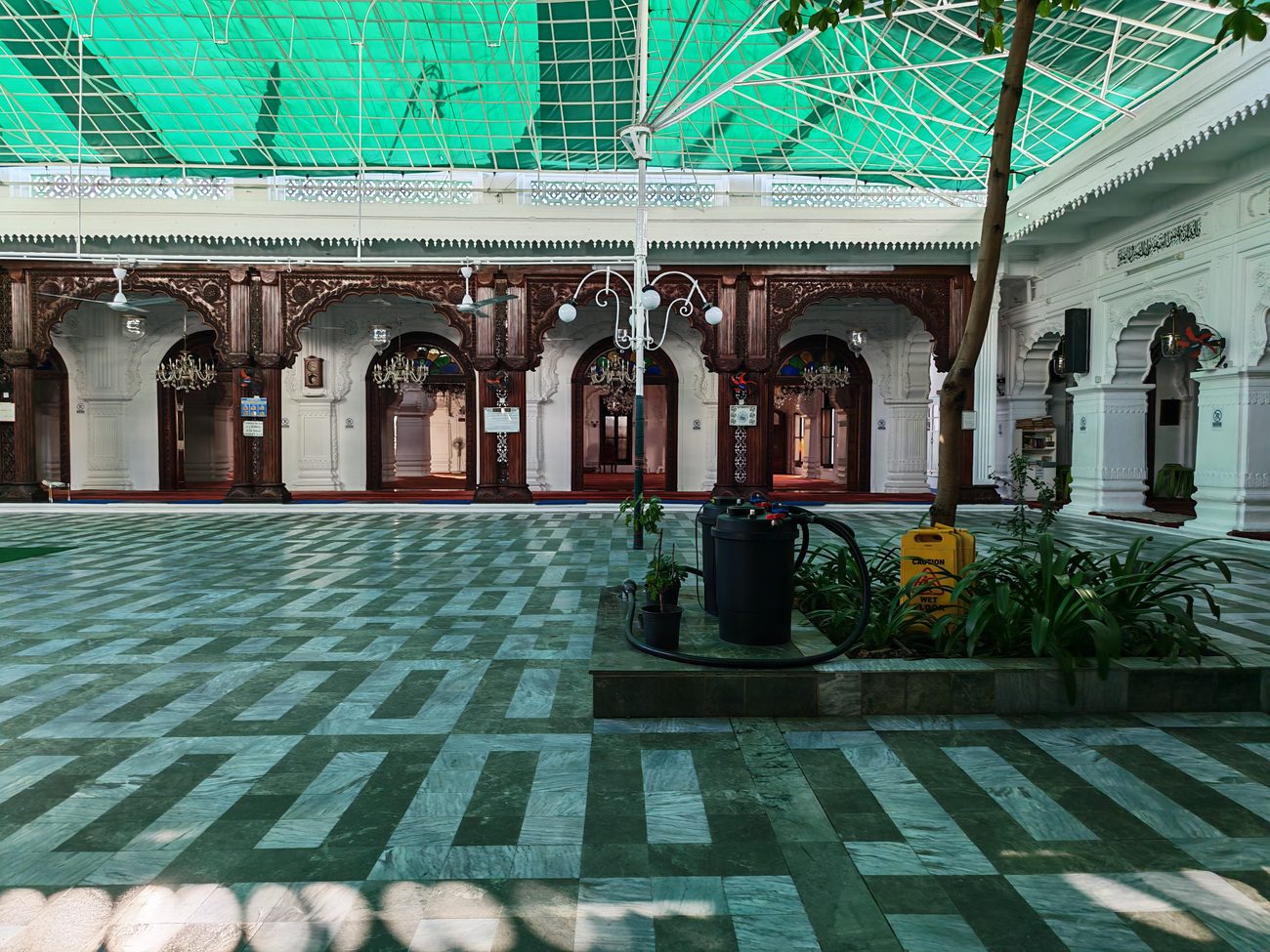 La cour de la mosquée Jummah et ses arcades sculptées, à Port-Louis