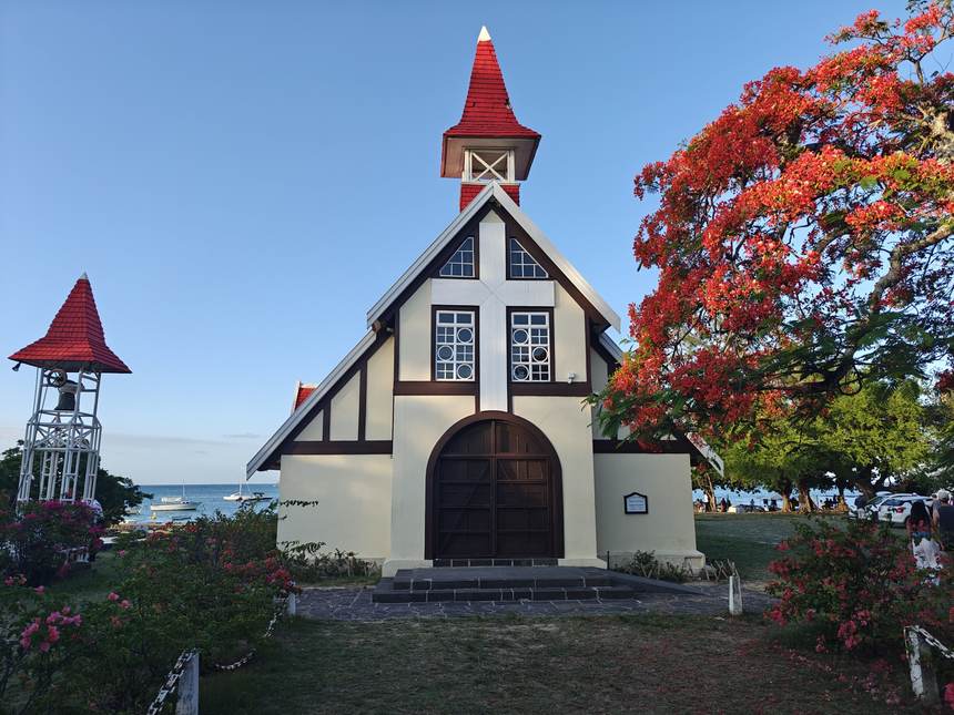 Le Cap Malheureux et son flamboyant en fleurs