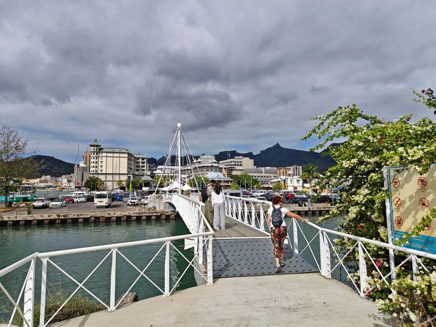 La passerelle du Caudan, les montagnes derrière Port-Louis