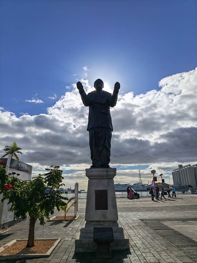 Une statue face au port, au Caudan