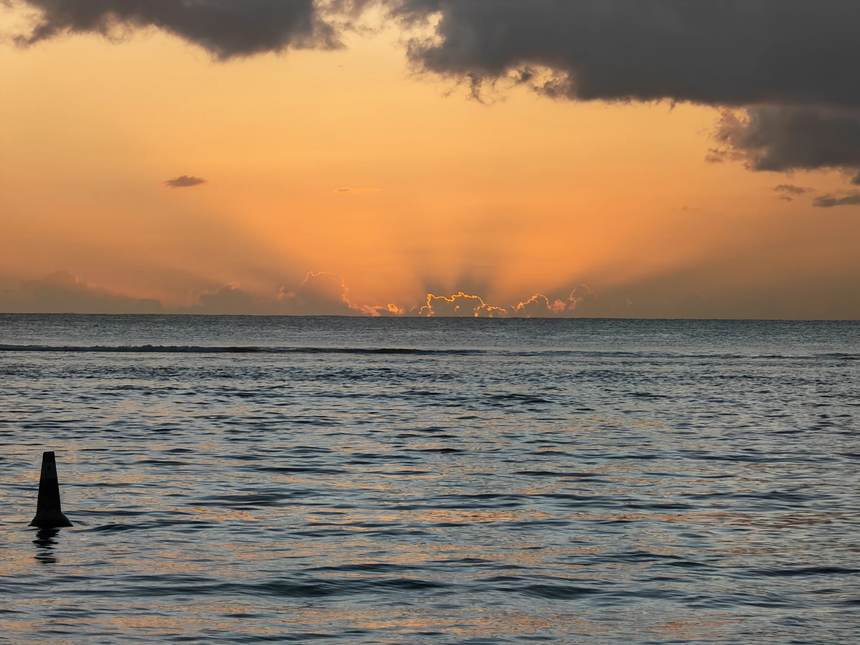 Ciel orangé sur l’océan