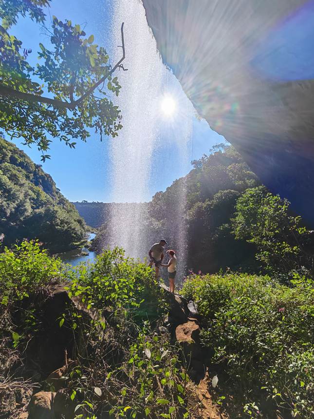 Vue depuis l’arrière d’une chute d’eau