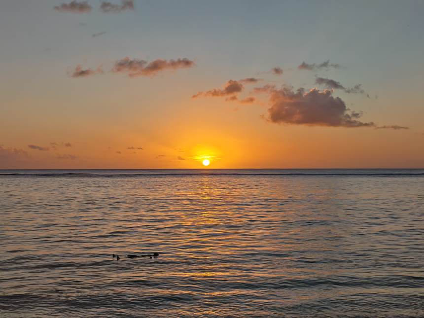 Le soleil descend sur l’océan, côté ouest