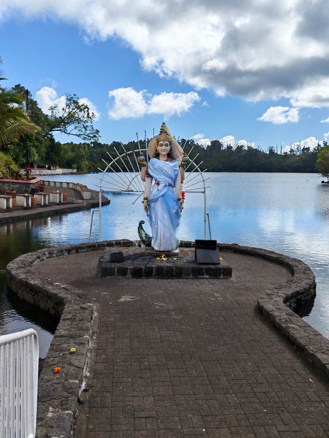 Statue sur les rives du lac de Grand Bassin