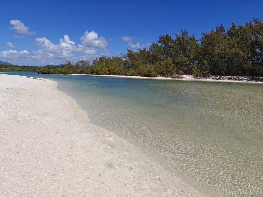 Lagon calme et sable blanc
