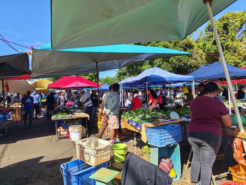 Sous les bâches du marché, les prix des locaux