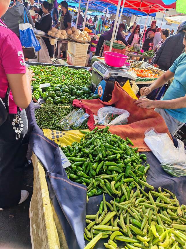 Piments et légumes verts au marché