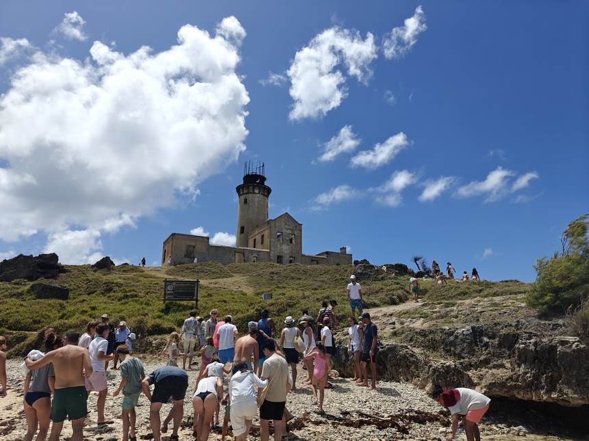 Un vieux phare au-dessus de la côte rocheuse
