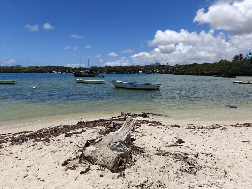 Barques au mouillage dans le lagon