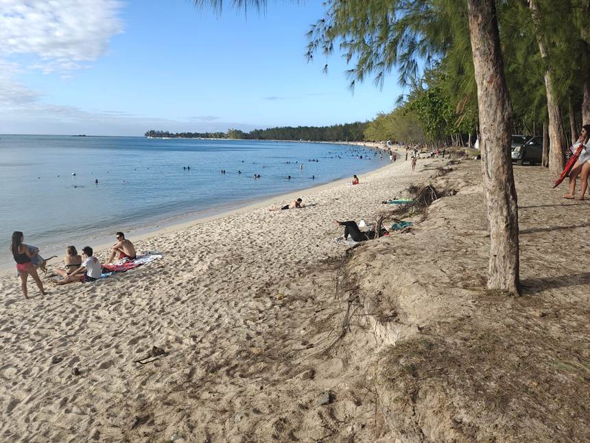 Une longue plage presque déserte