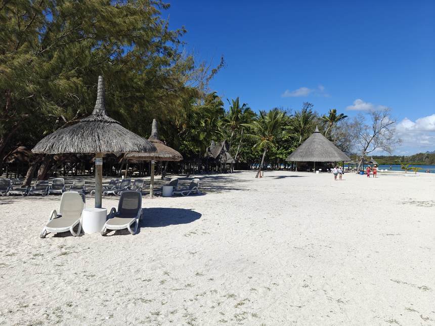 Paillotes et transats sur le sable