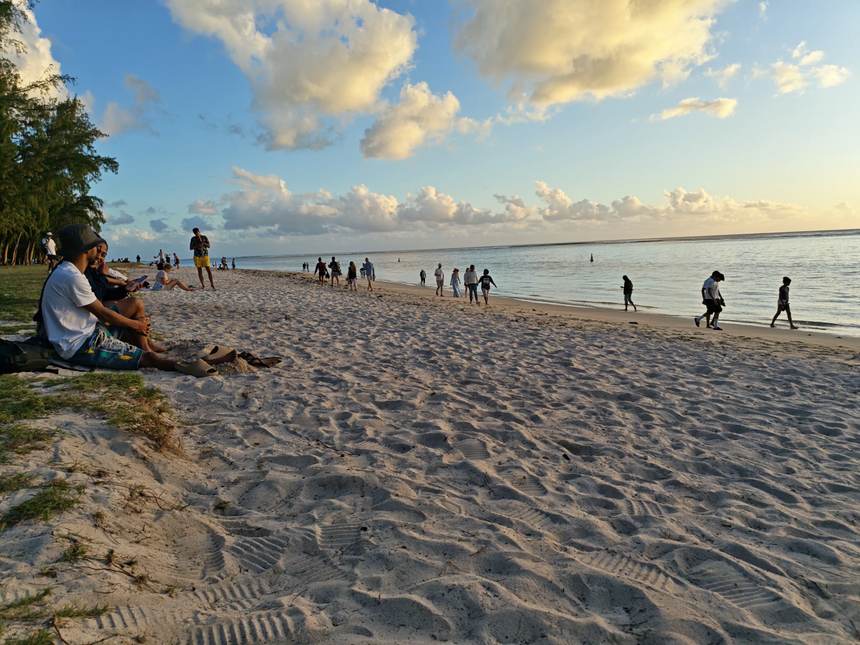 Promeneurs sur le sable en fin de journée