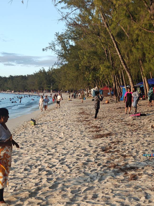 Plage publique, les familles mauriciennes s’y retrouvent