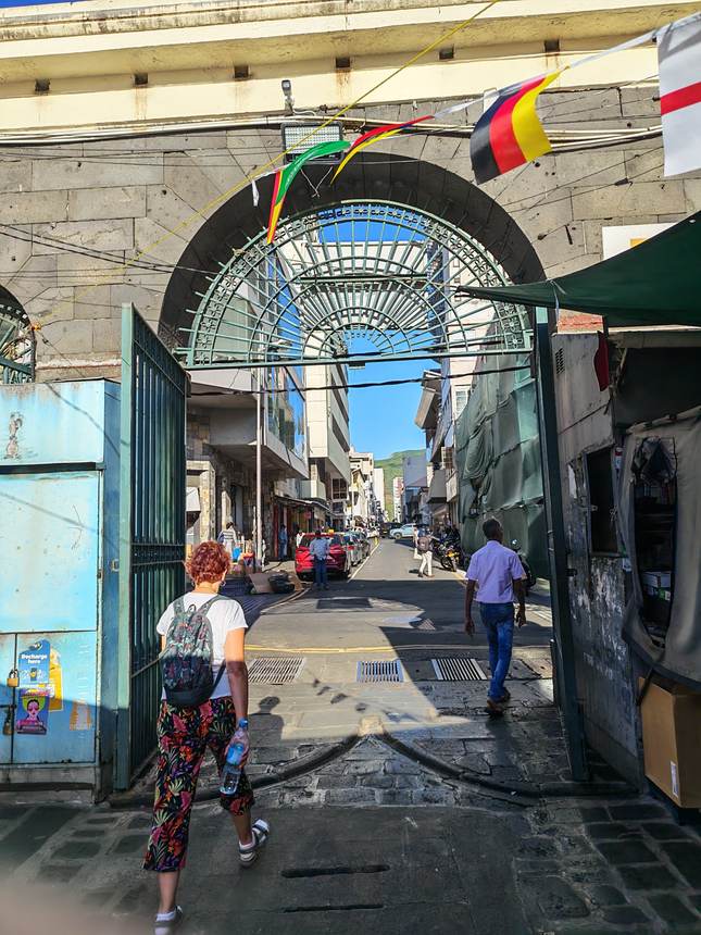 Une porte en arche dans le centre de Port-Louis