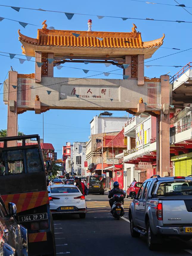 La porte de China Town, à Port-Louis