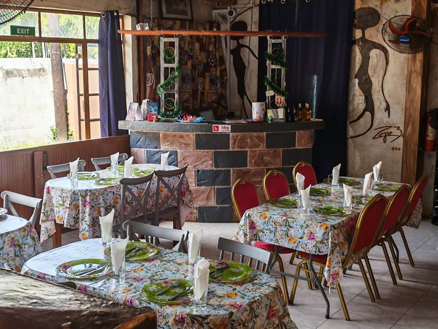 Nappes fleuries et ambiance simple, comme dans beaucoup de tables locales