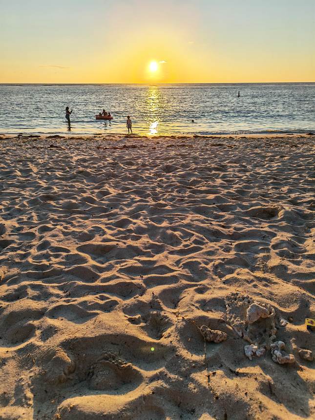 Soleil bas sur le sable