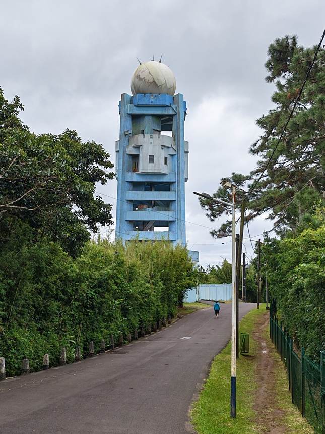 La tour radar météo, au bord du cratère