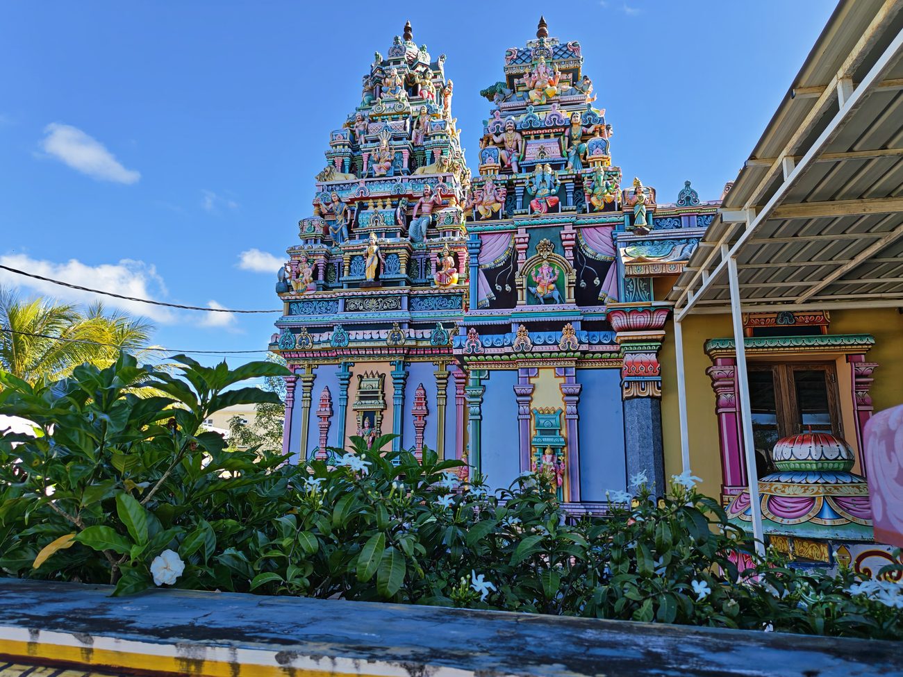 Les tours colorées d'un kovil tamoul à l'île Maurice