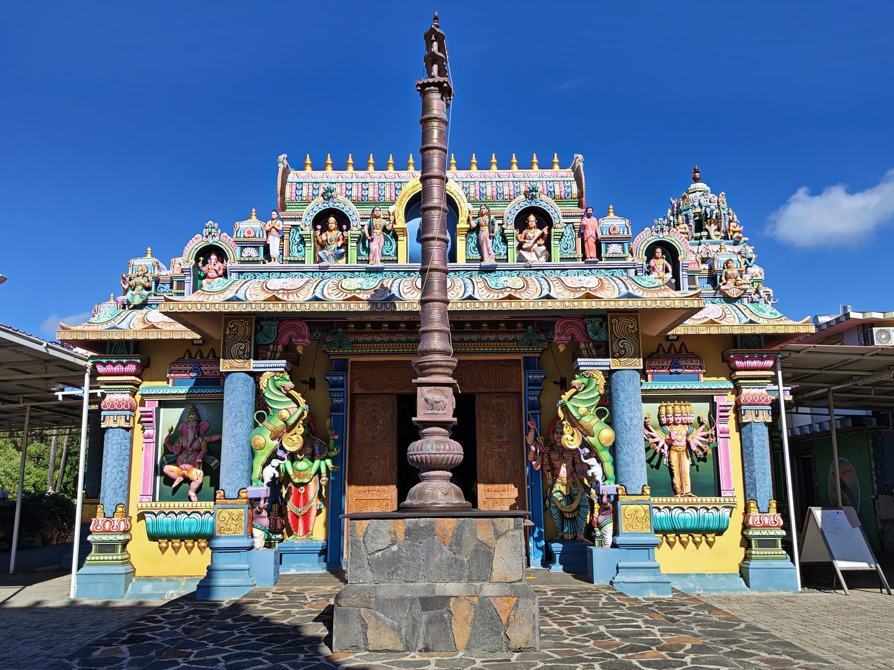 La façade du kovil avec son mât sacré