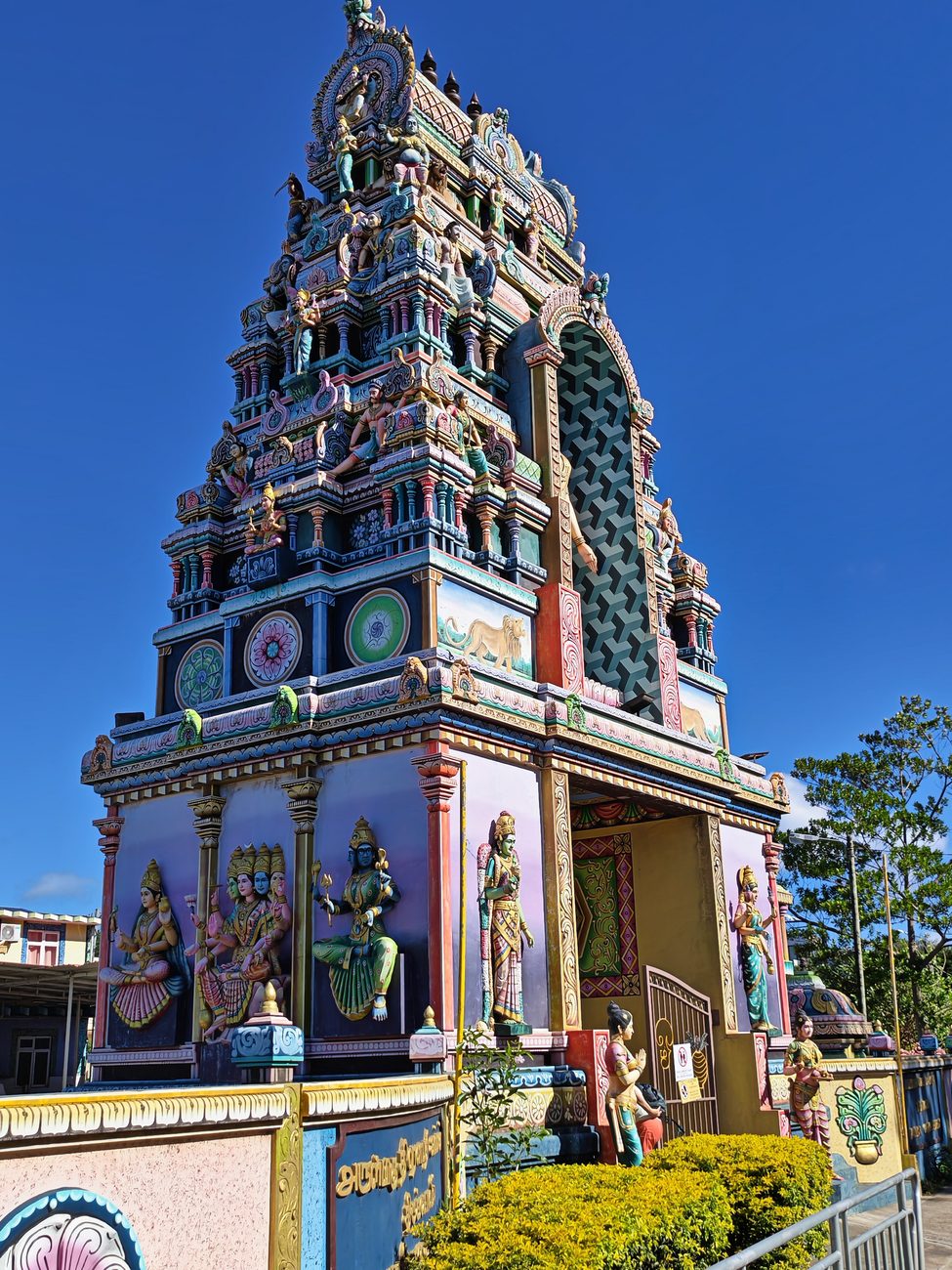 La tour d'entrée (gopuram) du Draupadee Ammen Kovil de Pavillon