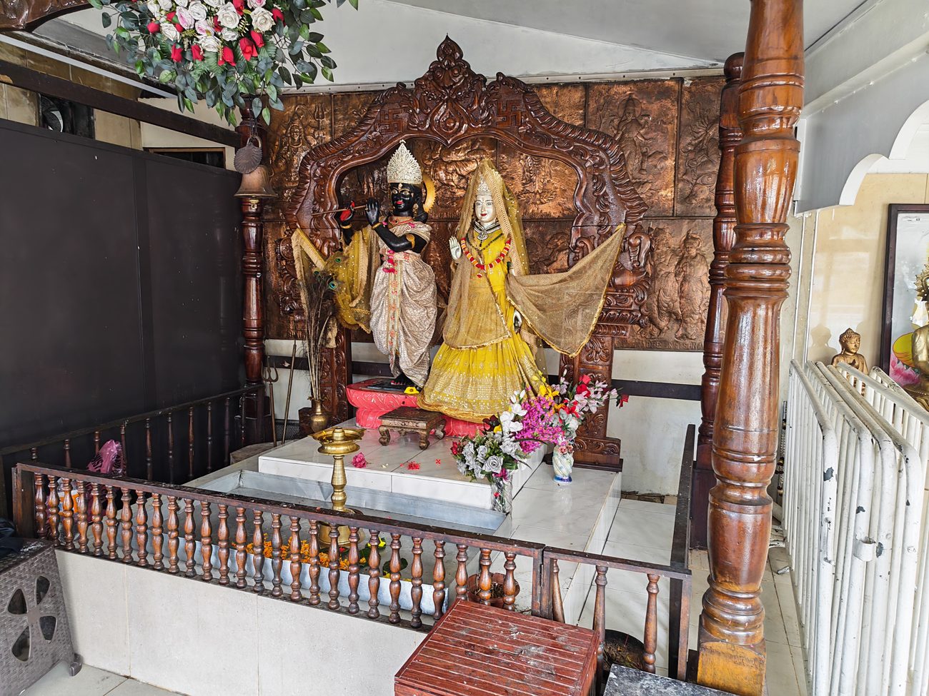 Un autel décoré de fleurs dans un temple de Grand Bassin