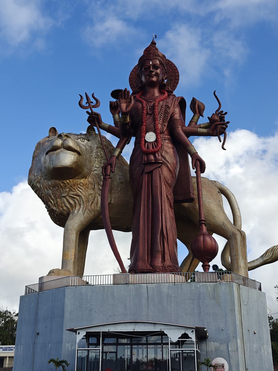 La grande statue de la déesse Durga sur son lion, à Grand Bassin