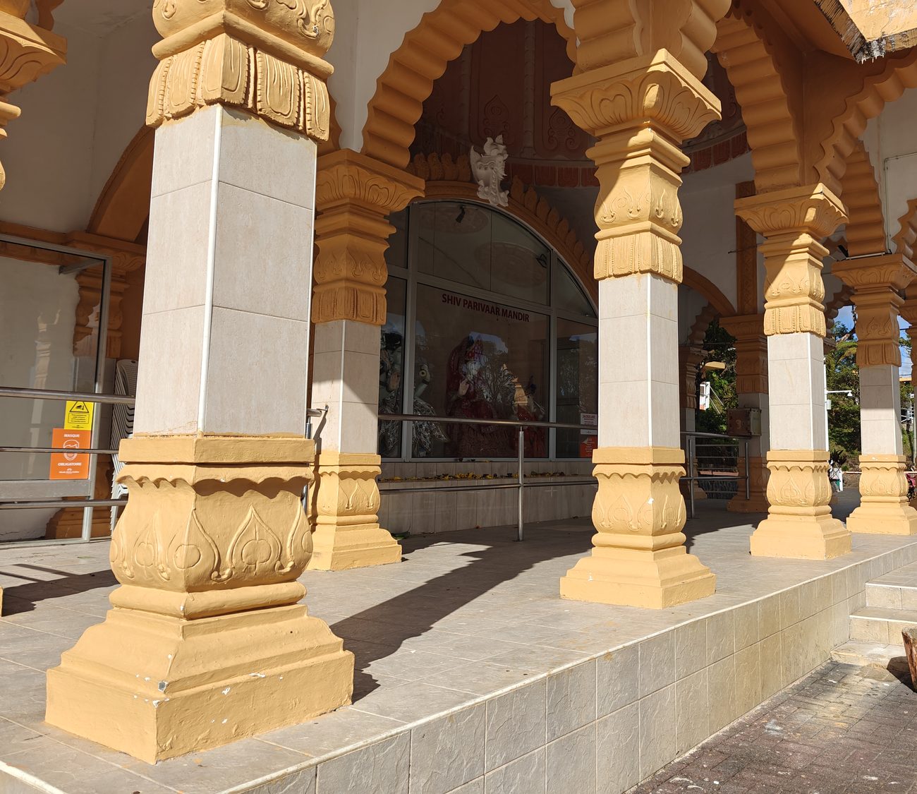 Les piliers sculptés du Shiv Parivaar Mandir, à Grand Bassin