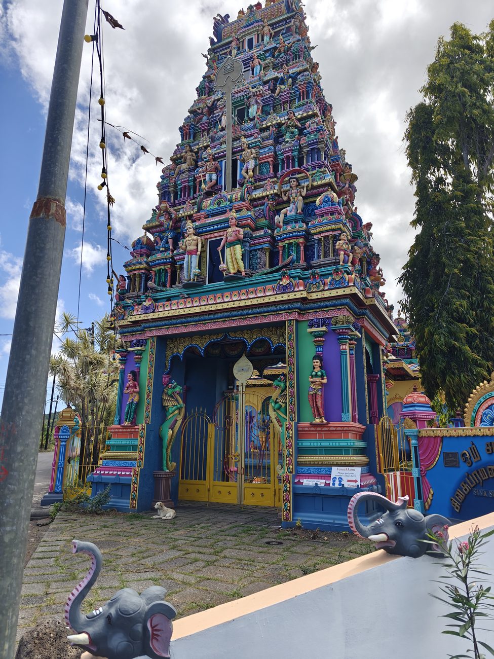 La tour d'entrée colorée d'un kovil