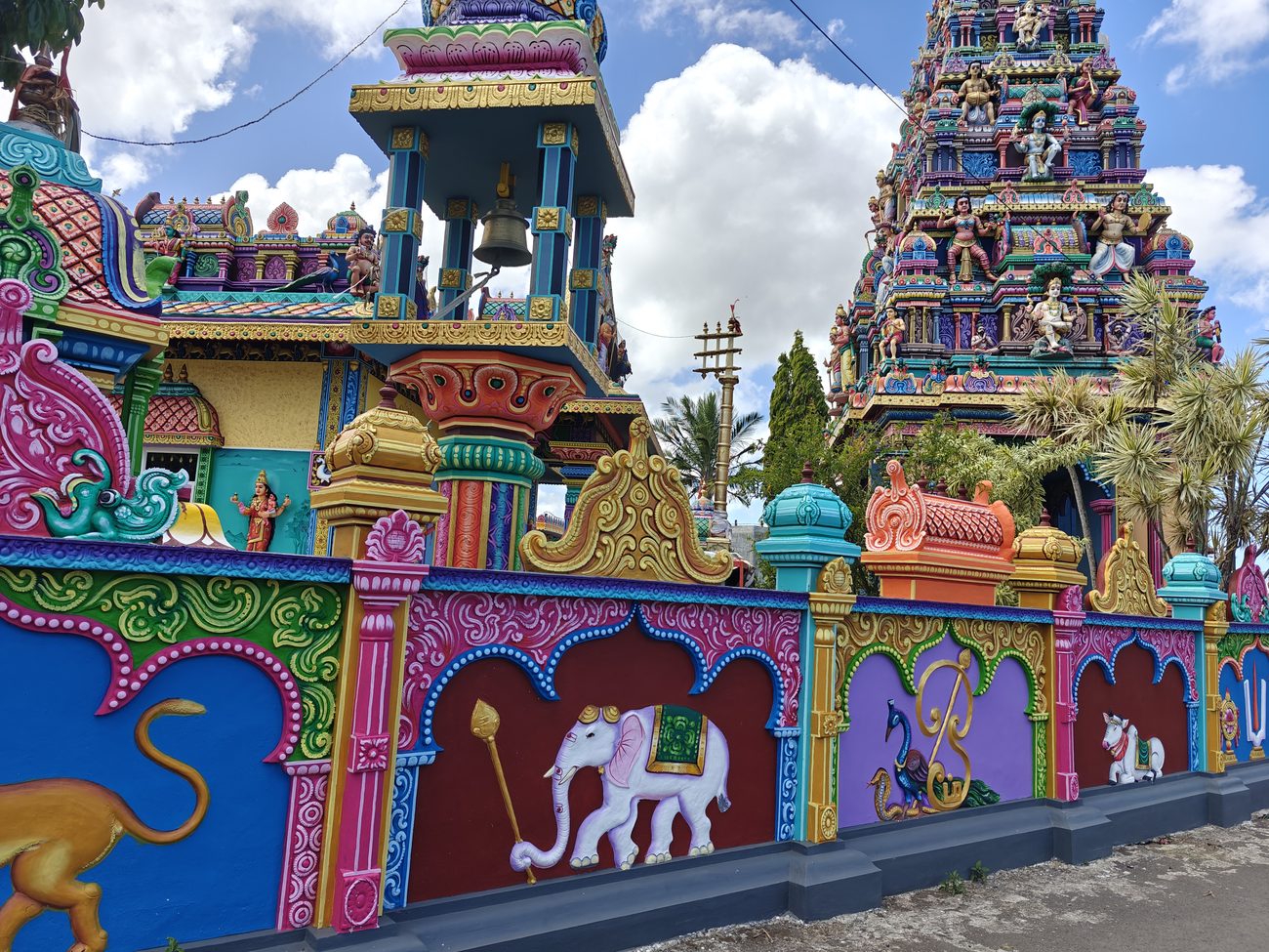 Un kovil tamoul aux murs peints de couleurs vives
