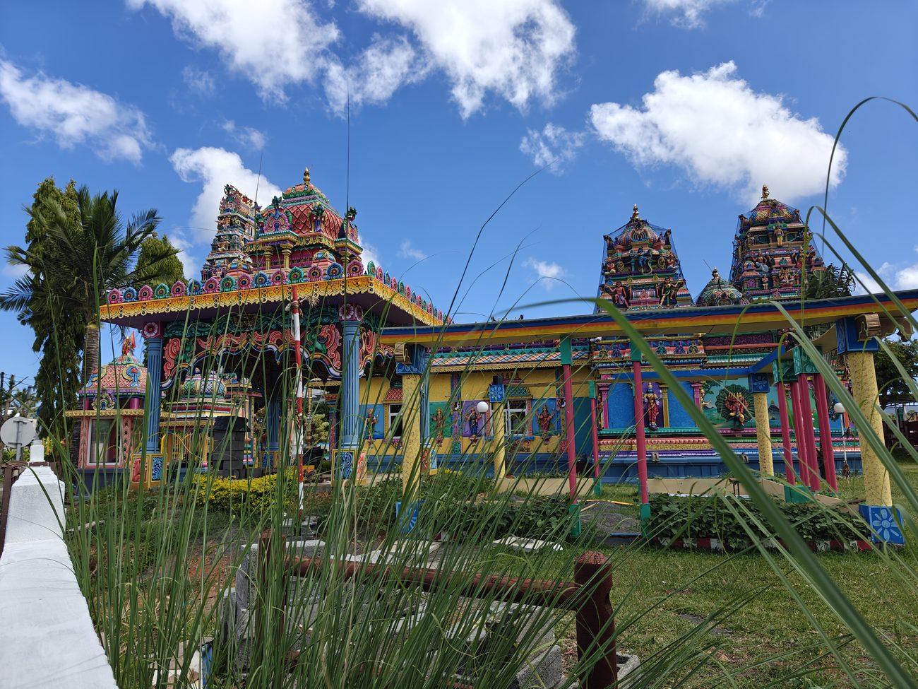 Les tours et le jardin d'un kovil tamoul